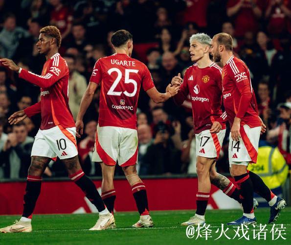 邮报：加纳乔仍想留在英格兰，周一出现在理发店并与球迷合影